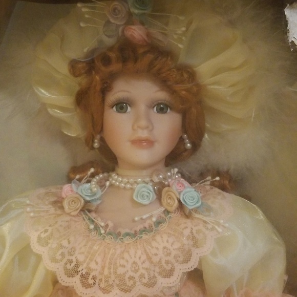 Katherine Collection 16" 2002 Edition in Box - Picture 2 of 7